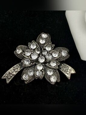 DM Vintage Silver Floral Bow Brooch with crystal Accents